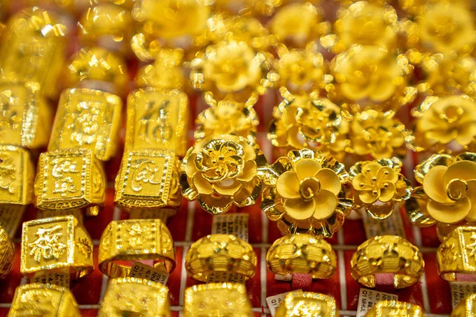Giá vàng thế giới tăng vọt rồi lao dốc, trong nước nhích nhẹ