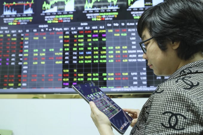 VN-Index bật tăng hơn 7 điểm, thanh khoản bùng nổ