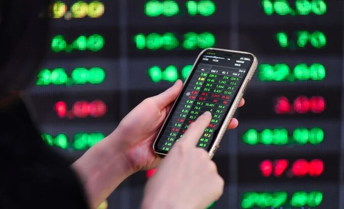 Cổ phiếu bất động sản “bứt tốc”, VN-Index tăng gần 8 điểm