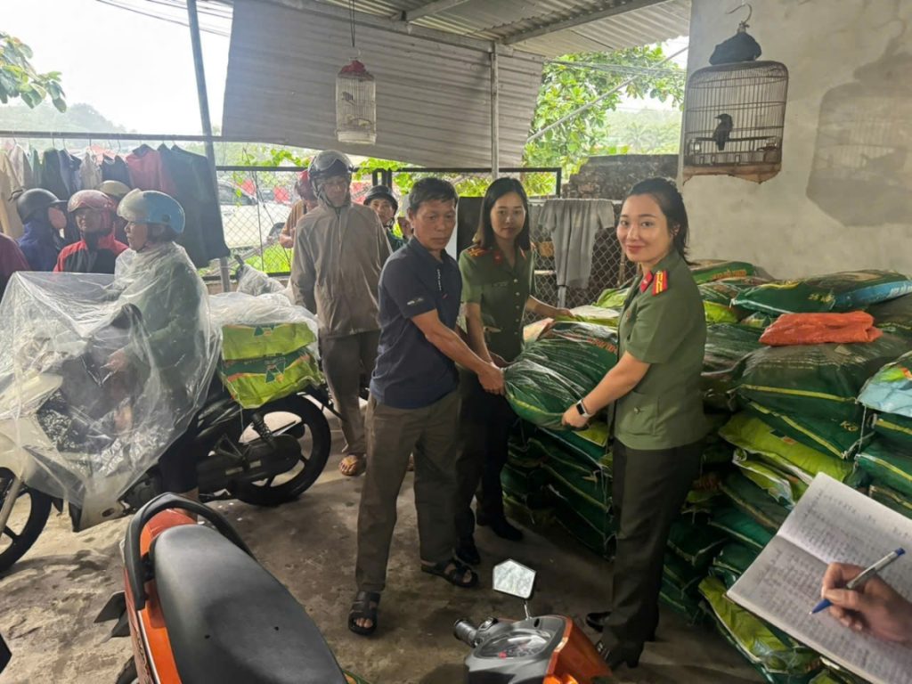 VIỆN SEAFIT, HỘI ĐỒNG DOANH NGHIỆP BAV 4.0 VIỆT NAM ĐỒNG HÀNH CÙNG CÔNG AN TỈNH, HỘI PHỤ NỮ CÔNG AN TỈNH VÀ LIÊN HIỆP PHỤ NỮ TỈNH LÀO CAI TRAO QUÀ CHO BÀ CON NGƯỜI MÔNG VÙNG CAO